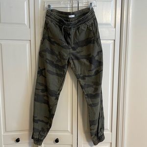 Aritzia Tna “the new alix pant” M dark green camouflage
